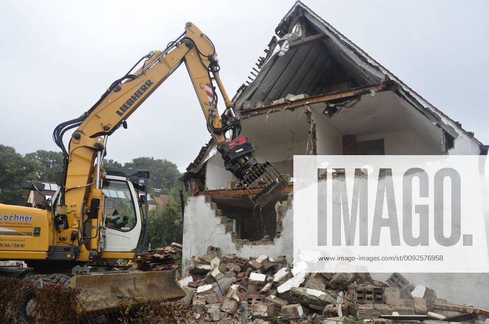 A semi-detached house is demolished, excavator company Liebherr, real ...