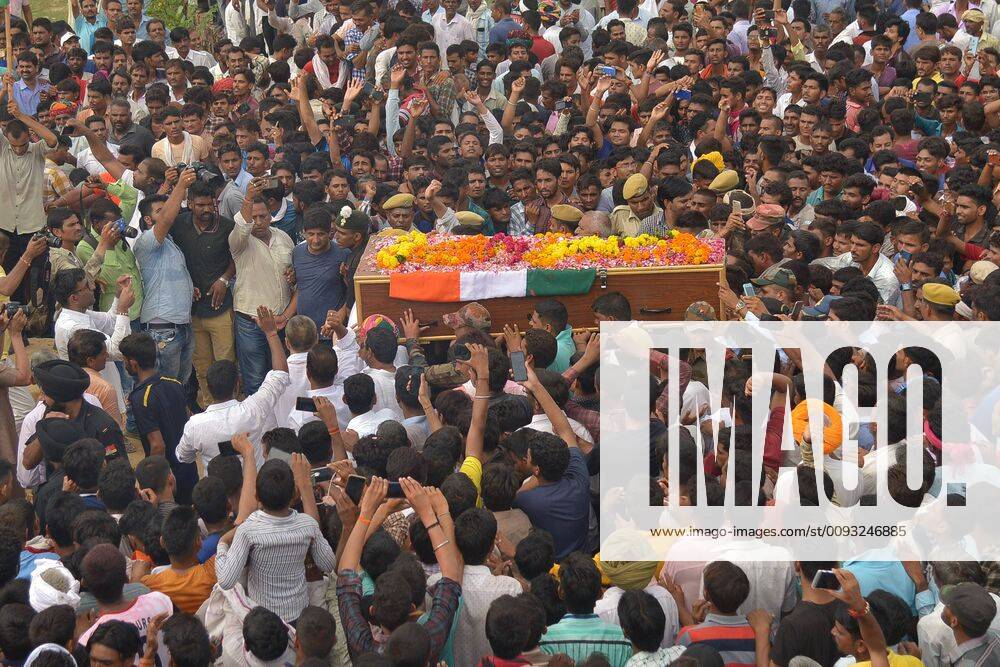 India Indian soldier funeral in Ajmer People carry the mortal remains