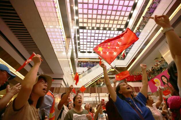 (190914) -- HONG KONG, Sept. 14, 2019 -- Residents gather at the Amoy ...