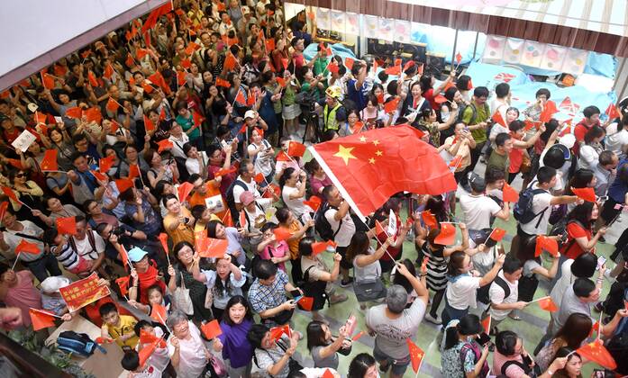 (190914) -- HONG KONG, Sept. 14, 2019 -- Residents gather at the Amoy ...