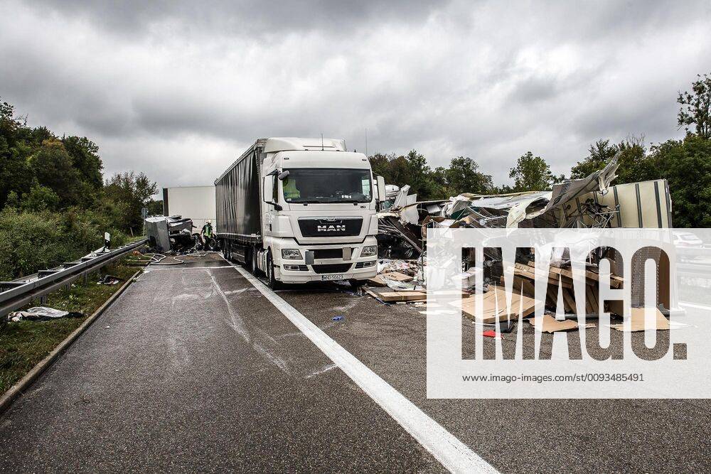 Lastwagen Kracht In Stauende Nach Ersten Erkenntnissen Der Polizei Staute Sich Der Verkehr Gegen