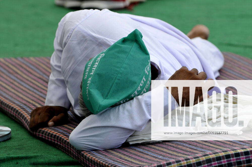 NOIDA, INDIA - SEPTEMBER 20: Kisan Majdoor Adhikar Yatra Farmers rest ...