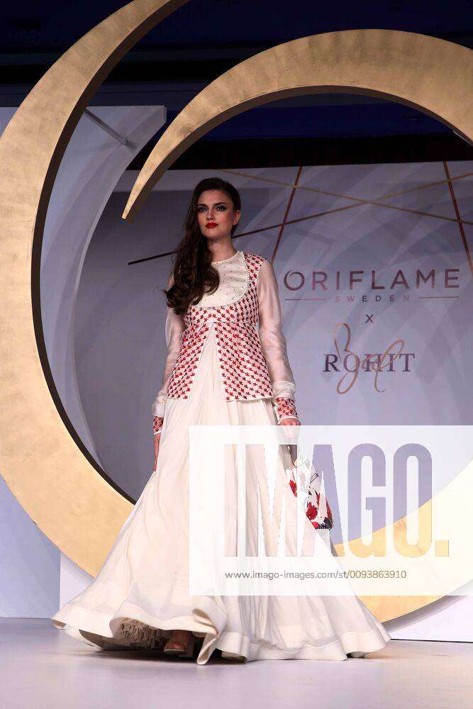 Sonalika Sahay displays a creation during the launch of the 'Oriflame'- Rohit  Bal bag at Cibo in Delhi - Photogallery