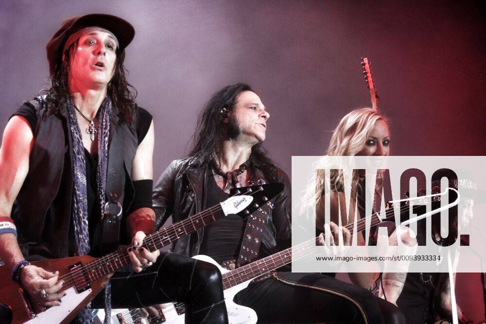 Alice Cooper Band Ryan Roxie Chuck Garric Nita Strauss Tommy Henriksen Live During The Ol