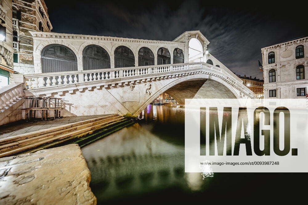 Venice THEME IMAGE Long exposure of the Rialto bridge at night, taken ...