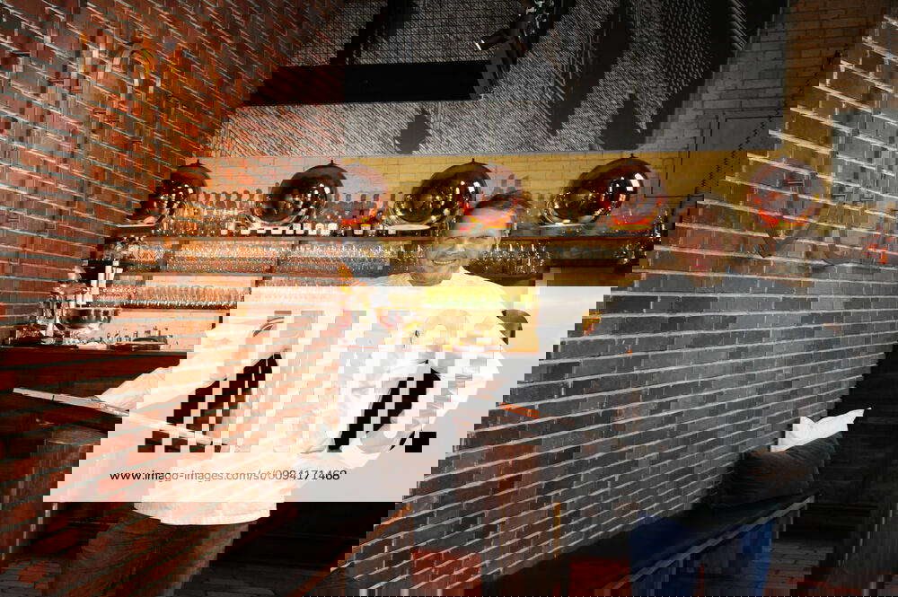 Chefkoch Matthias Gleiß in seinem Restaurant Volt am kreuzberger PaulLincke Ufer 21 in Berlin Berl