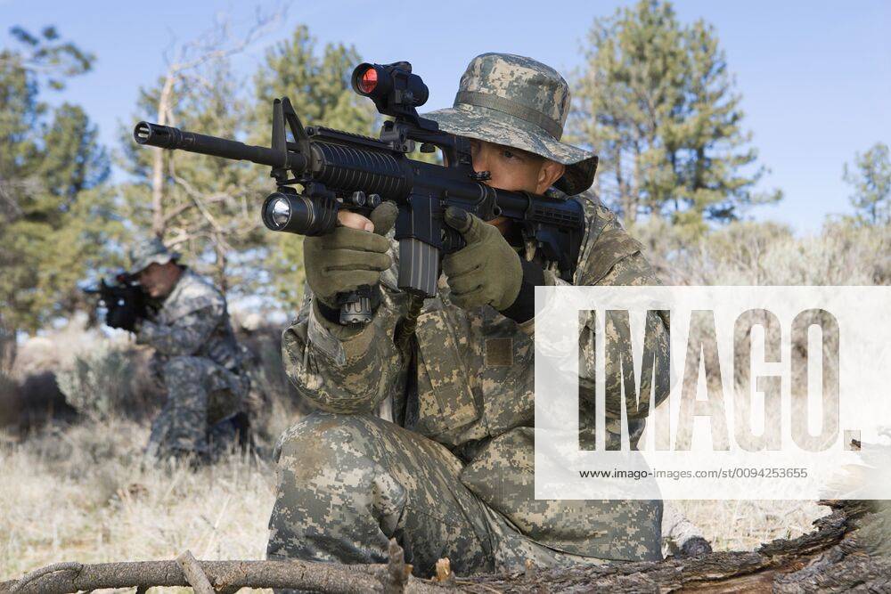 Soldier aiming machine gun,model released, Symbolfoto