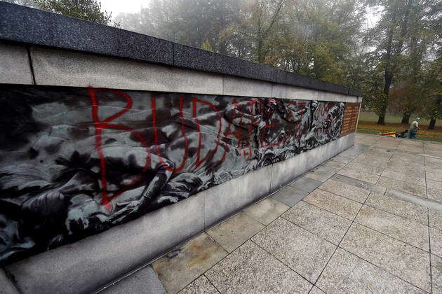 An unknown perpetrator has splashed the monument of Red Army in Ostrava ...