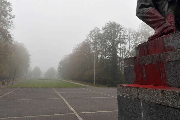 An unknown perpetrator has splashed the monument of Red Army in Ostrava ...