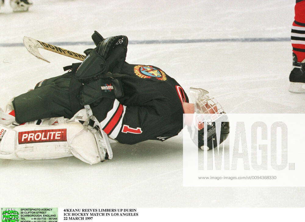 Keanu Reeves Plays Ice Hockey Actor Keanu Reeves Plays Ice Hockey 04 ...