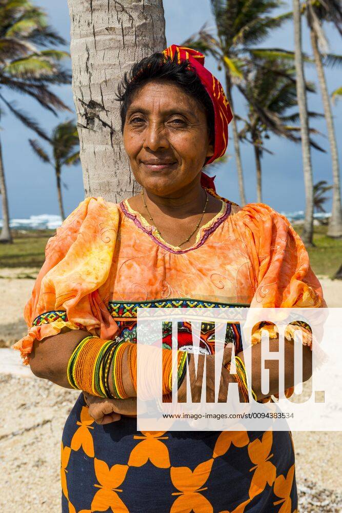 Traditionally dressed Kuna Yala woman, Achutupu, San Blas Islands, Kuna ...