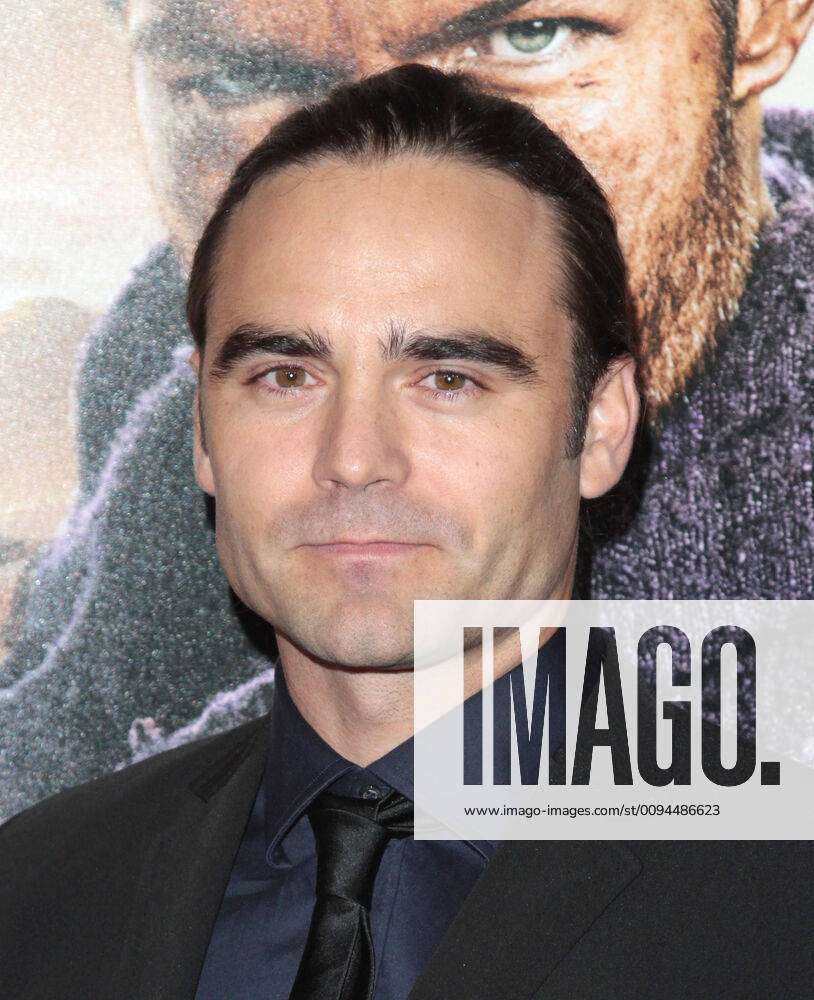 Dustin Clare Actor Premiere Of Spartacus War Of The Damned Los Angeles