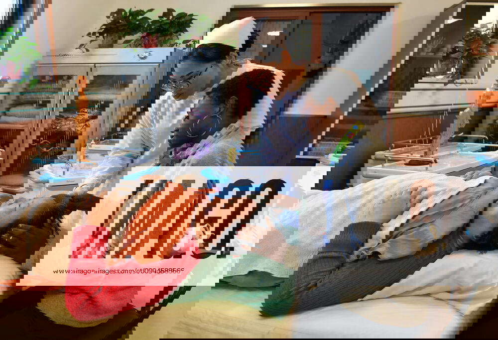 (191030) ZHENGZHOU, Oct. 30, 2019 Raissa tries the Scrape therapy