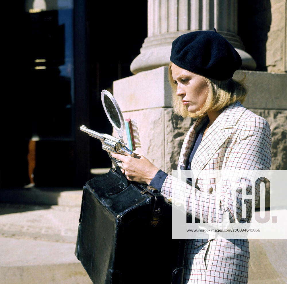 Faye Dunaway Characters: Bonnie Parker Film: Bonnie And Clyde (USA 1967 ...