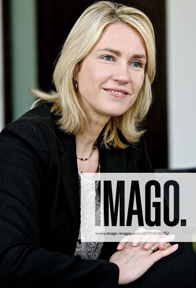 Familienministerin Manuela Schwesig Portrait Porträtmit selbstgebastelten