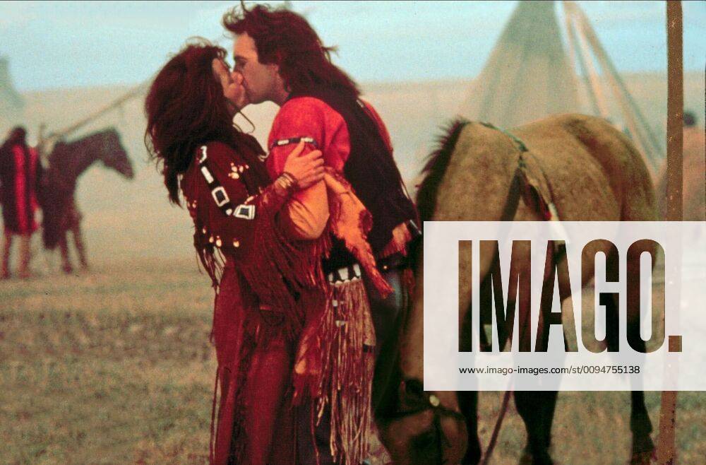 Mary Mcdonnell & Kevin Costner Characters Stands With A Fist & Lt