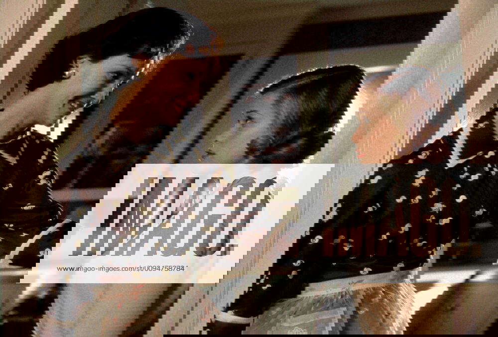 Joan Allen & Reese Witherspoon Characters Betty Parker & Jennifer Film