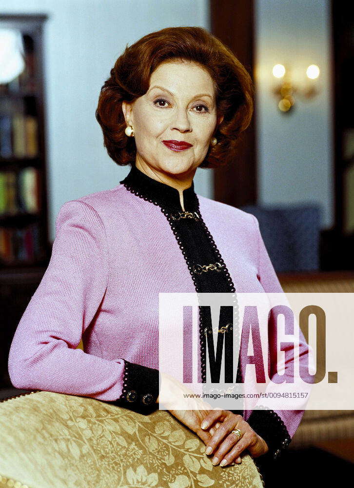 Kelly Bishop Characters: Emily Gilmore Television: Gilmore Girls (TV ...