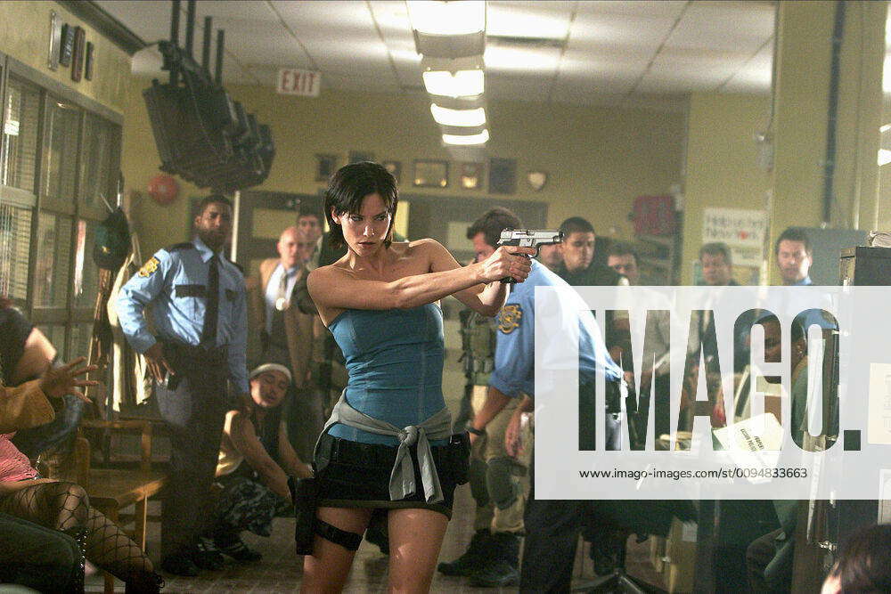 Sienna Guillory Photo: Sienna as Jill Valentine in Resident Evil