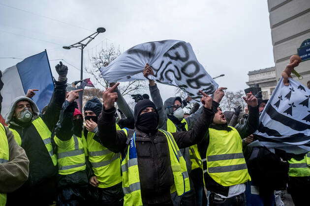 Several people wearing masks and wearing protective equipment against ...