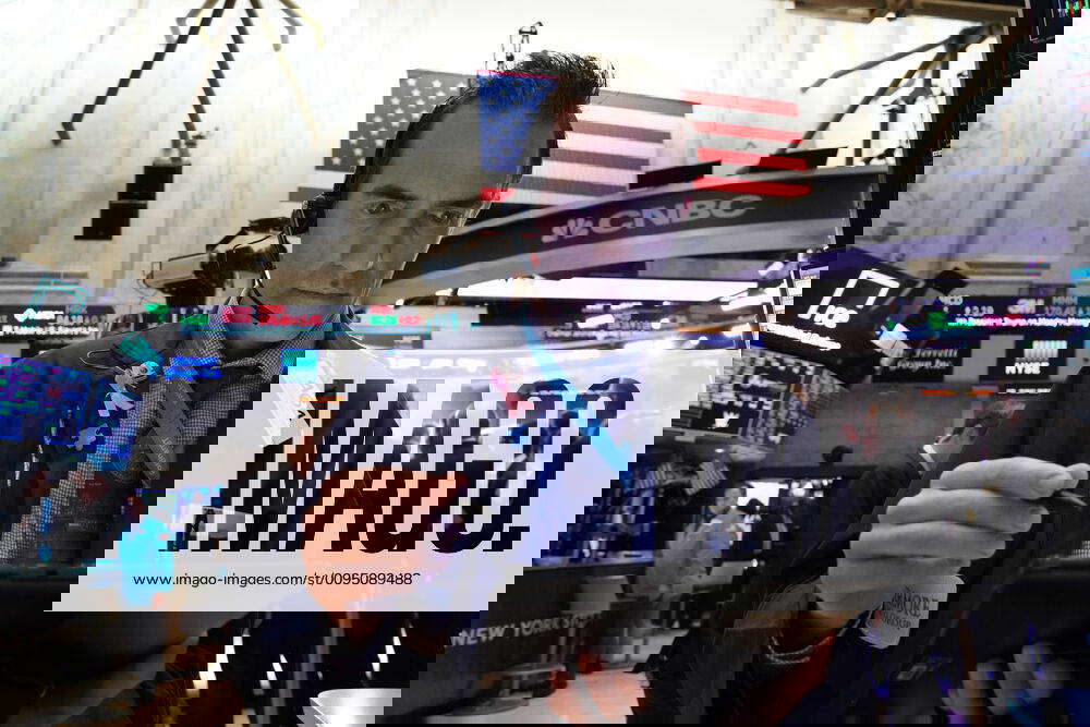 November 18, 2019, New York, NY, USA Traders work on the floor at the