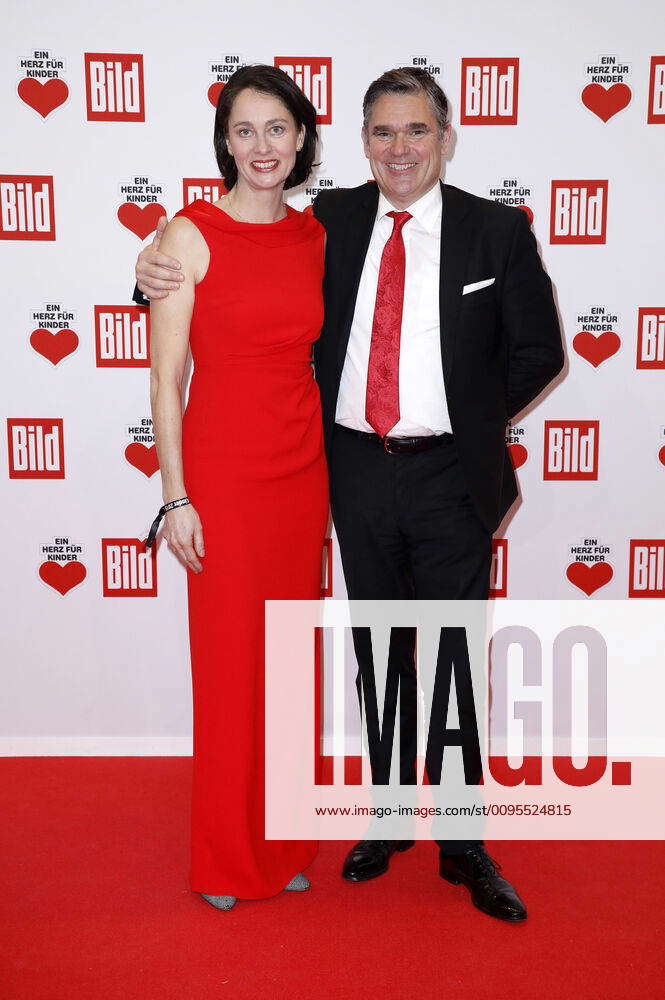 Katarina Barley mit Marco van den Berg bei der TV Spendengala Ein Herz