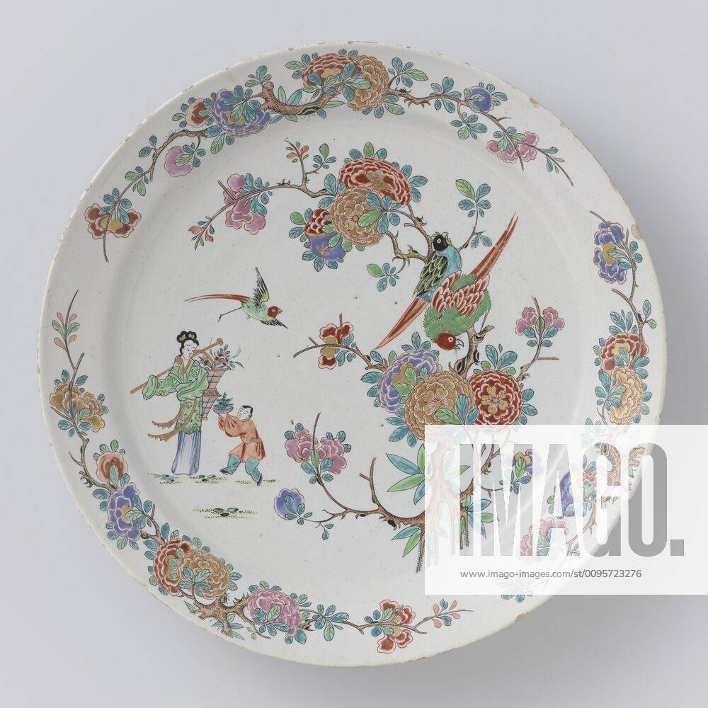 Dish Dish, Dish of earthenware, painted polychrome, with a Chinese