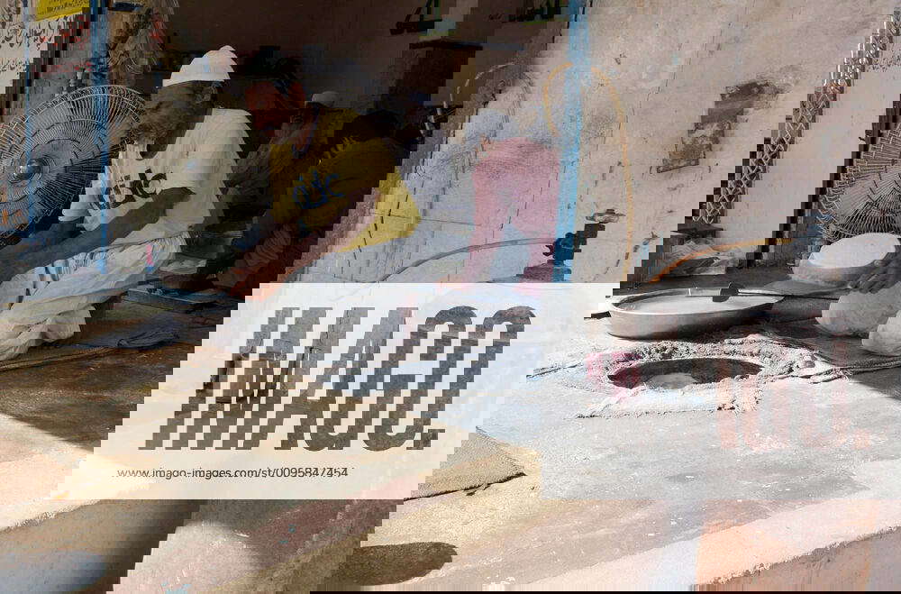 December 23, 2019, Pakistan KARACHI, PAKISTAN, DEC 23 Bread seller