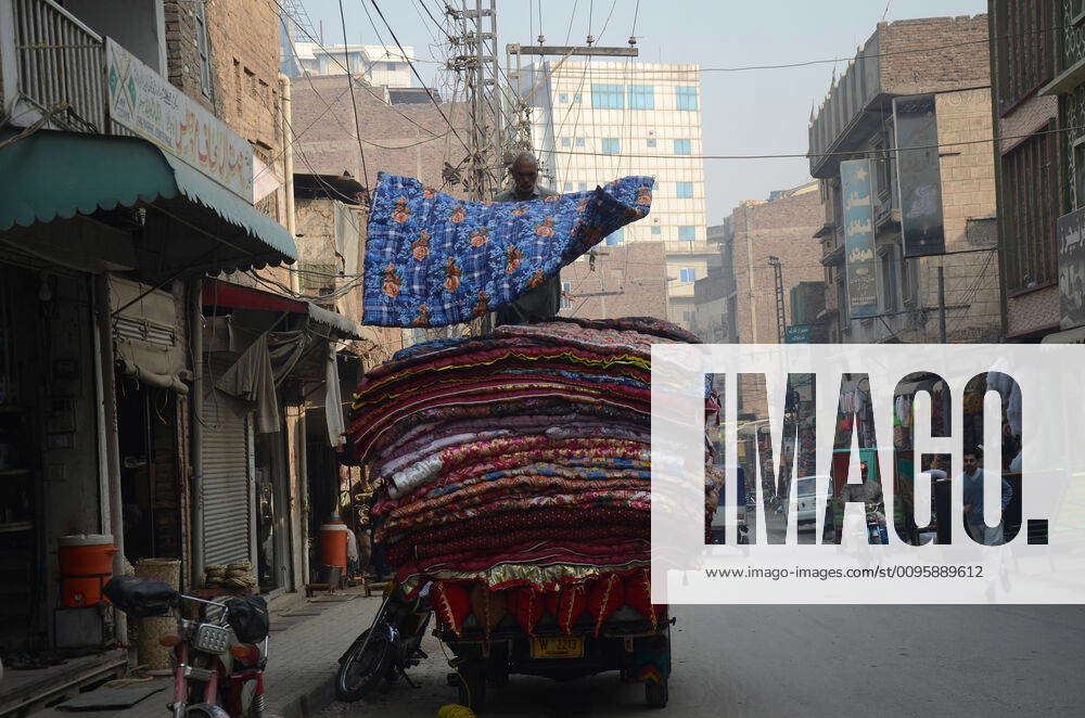 Pakistan: Daily life in cotton factory Pakistani laborer uses a piece ...