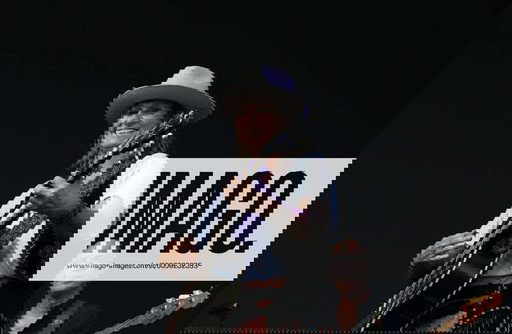 COLD CHISEL BLOOD MOON TOUR TAMWORTH, Kasey Chambers during Cold Chisel