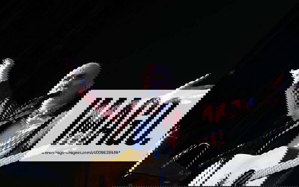 COLD CHISEL BLOOD MOON TOUR TAMWORTH, Paul Kelly during Cold Chisel s