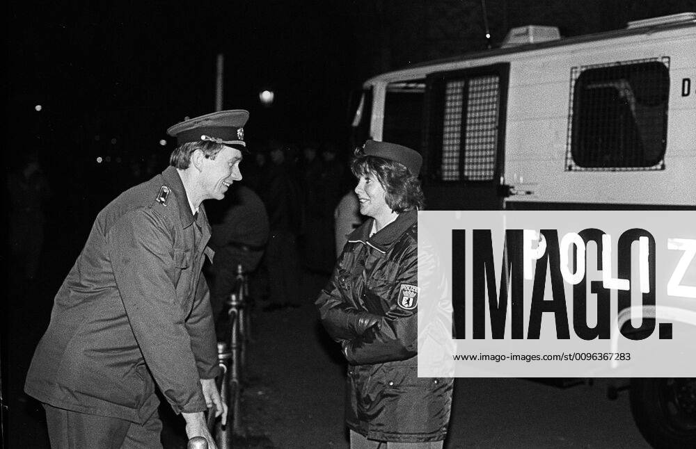 Wall demolition GDR, Berlin, 21 02 1990, Demolition of the Wall at the ...