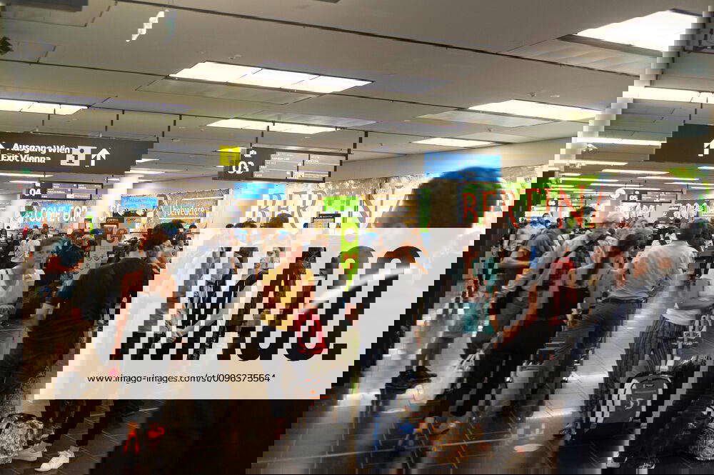 14 06 2019, Vienna, Austria, Europe Passengers in the baggage claim