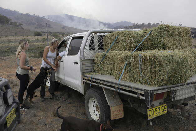 BUSHFIRES ACT, Linda Bowman, 22, and Brooke Riley, 30, speak with Steve ...
