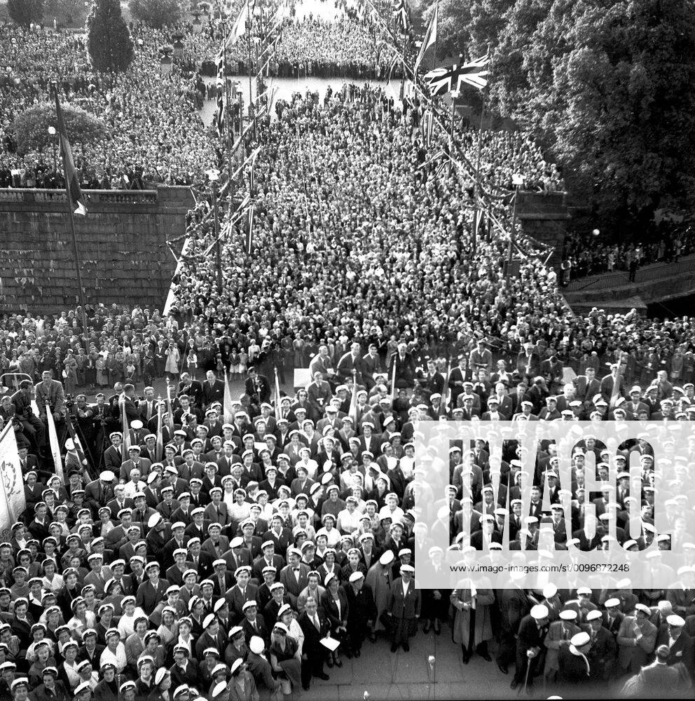 stockholm-1956-06-08-large-crowds-gathered-below-lejonbacken-at