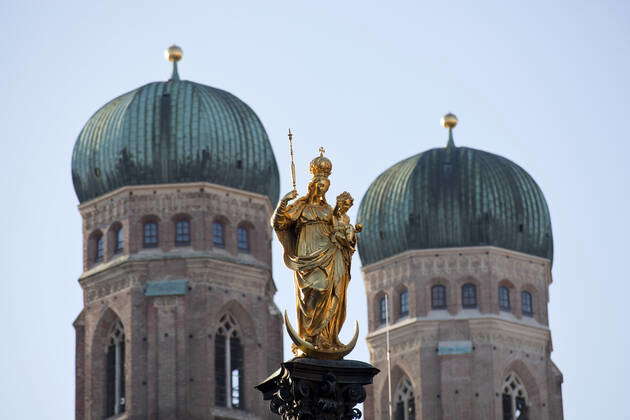 München Marienstatue auf der Mariensäule und das Neue Rathaus auf dem ...