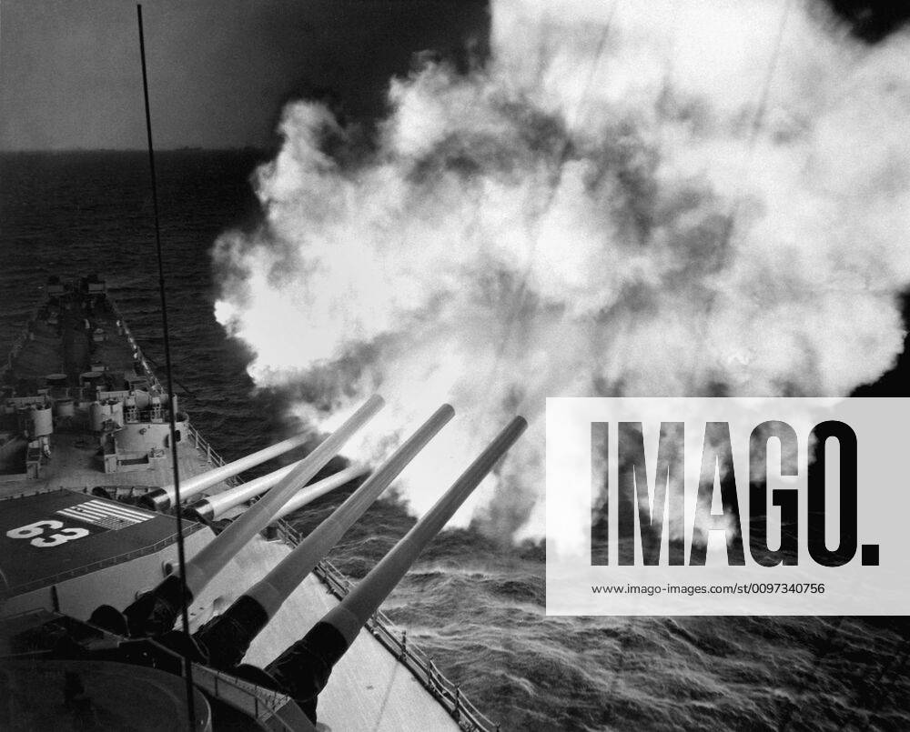 The Uss Missouri Fires 16 Inch Shell Into Enemy Lines At Hungnam It S 16 Inch 3 Gun Salvo Helped