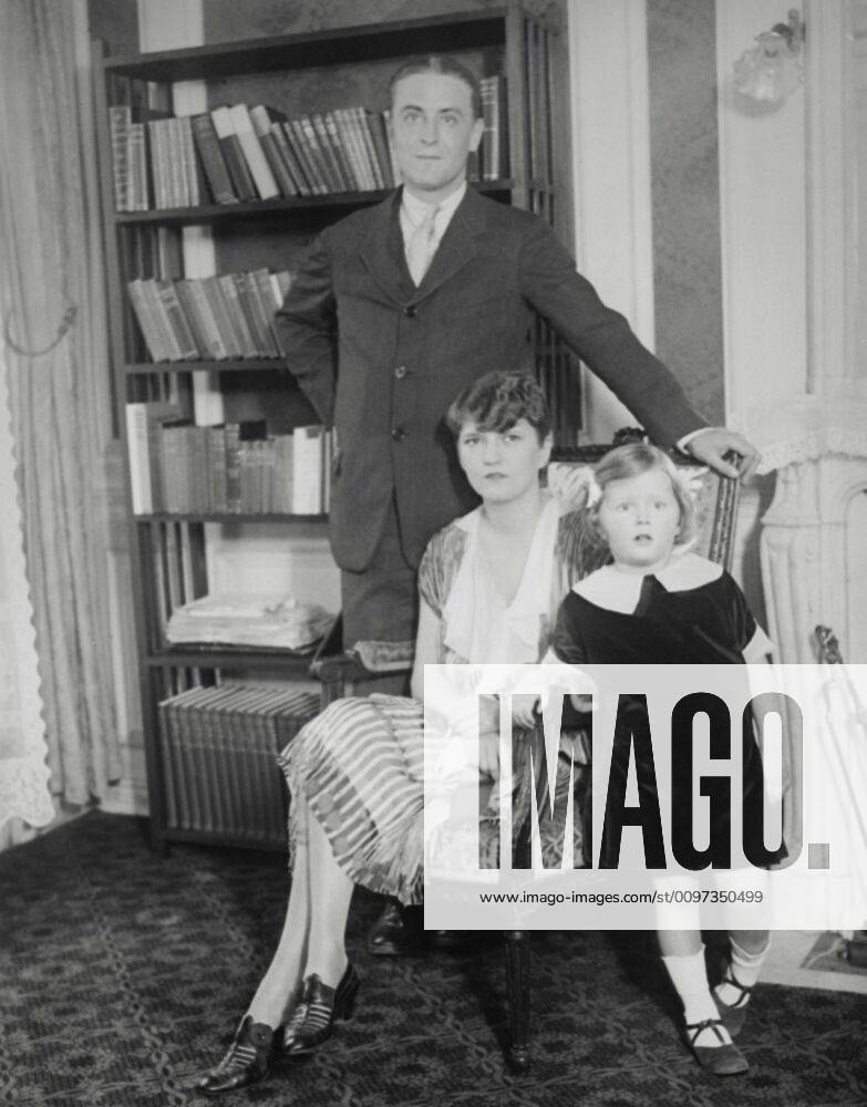 F Scott Fitzgerald And Zelda Sayre Fitzgerald With Their Daughter 