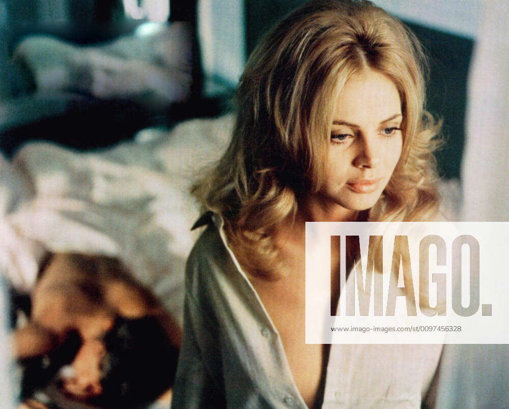 WHAT THE PEEPER SAW, (aka DIABOLICA MALICIA), Hardy Kruger, (in bed), Britt  Ekland, 1972 Courtesy