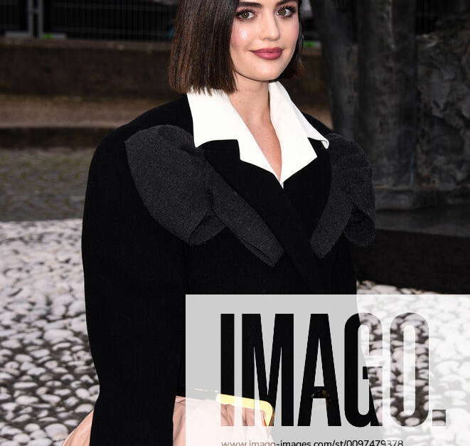 Lucy Hale a l arrivee du defile Miu Miu CELEBRITES : Miu Miu fashion