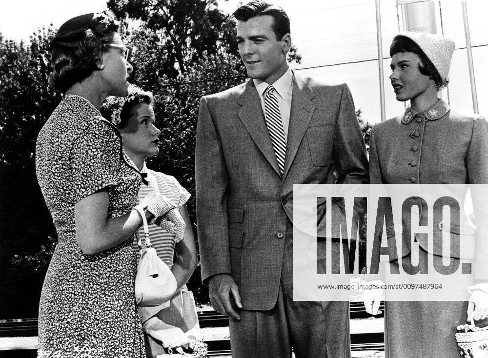 THE BOB MATHIAS STORY, Bob Mathias, Melba Mathias, 1954 Courtesy Everett