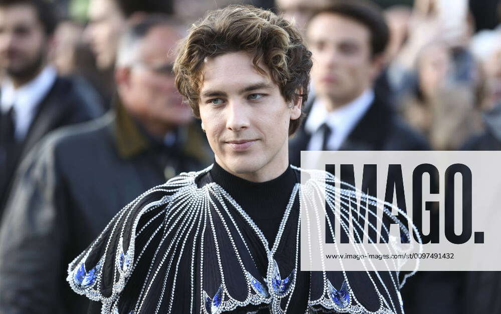 Cody Fern CELEBRITES : Arrivee defile pret a porter Louis Vuitton Automne  Hiver - Paris - 03 03 2020