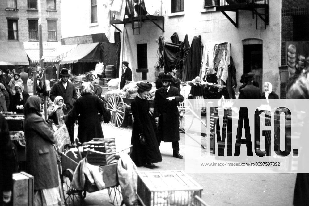 HESTER STREET, Carol Kane, Mel Howard, 1975 Courtesy Everett Collection