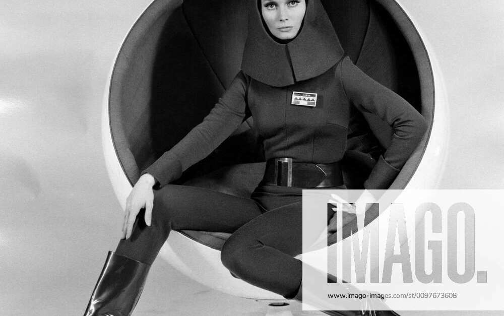 MOON ZERO TWO, Catherine Schell, 1969 Courtesy Everett Collection Y