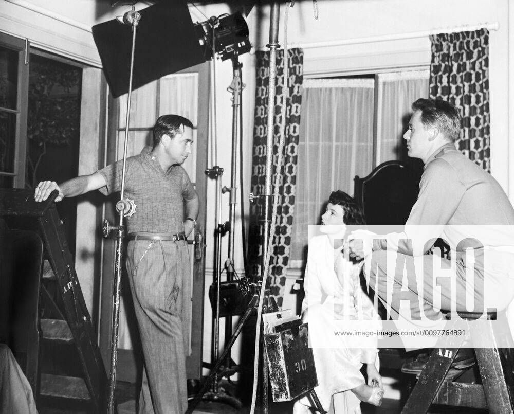 THIRTY SECONDS OVER TOKYO, from left: director Mervyn LeRoy, Phyllis ...