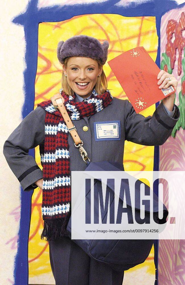 Kelly Ripa Elmo ELMO S WORLD: HAPPY HOLIDAYS!, Kelly Ripa, 2002. Sesame Workshop PBS ...