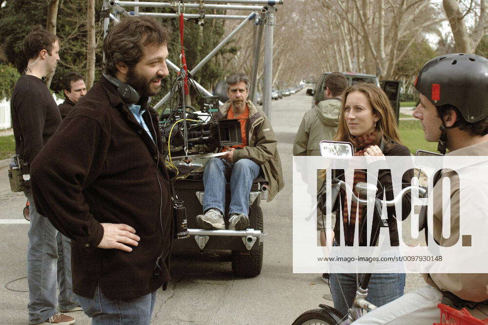 THE 40 YEAR OLD VIRGIN, director Judd Apatow, Steve Carell on set, 2005 ...