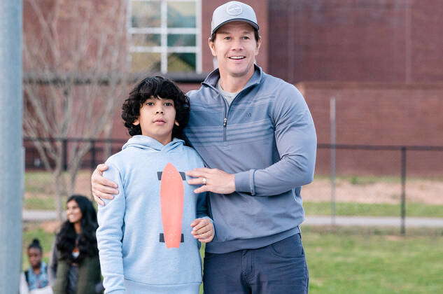 INSTANT FAMILY, from left: Gustavo Quiroz, Rose Byrne, Mark Wahlberg ...