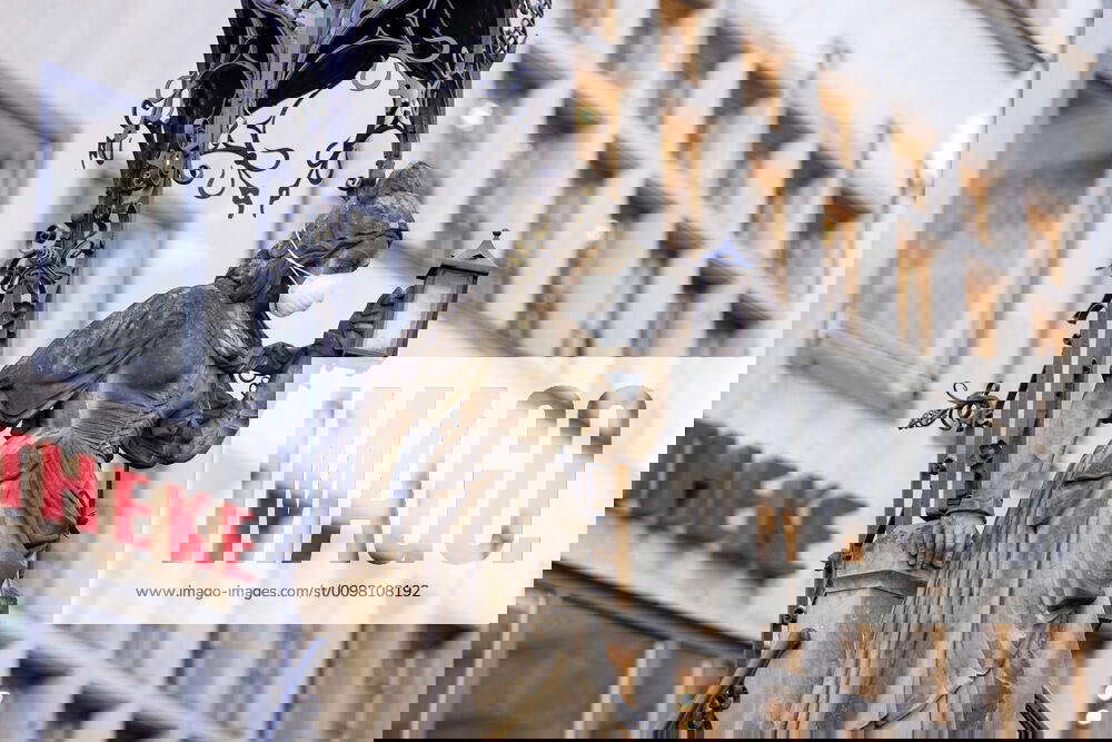 The tailors wife on the Heinzelmännchen fountain in Colognes old town