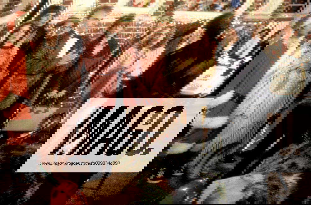 MIXED NUTS, Anthony La Paglia, Juliette Lewis, Liev Schreiber, Adam